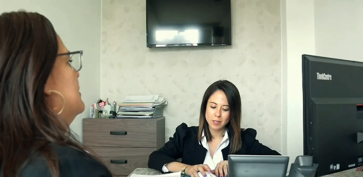 Asesora de admisión atendiendo a una paciente