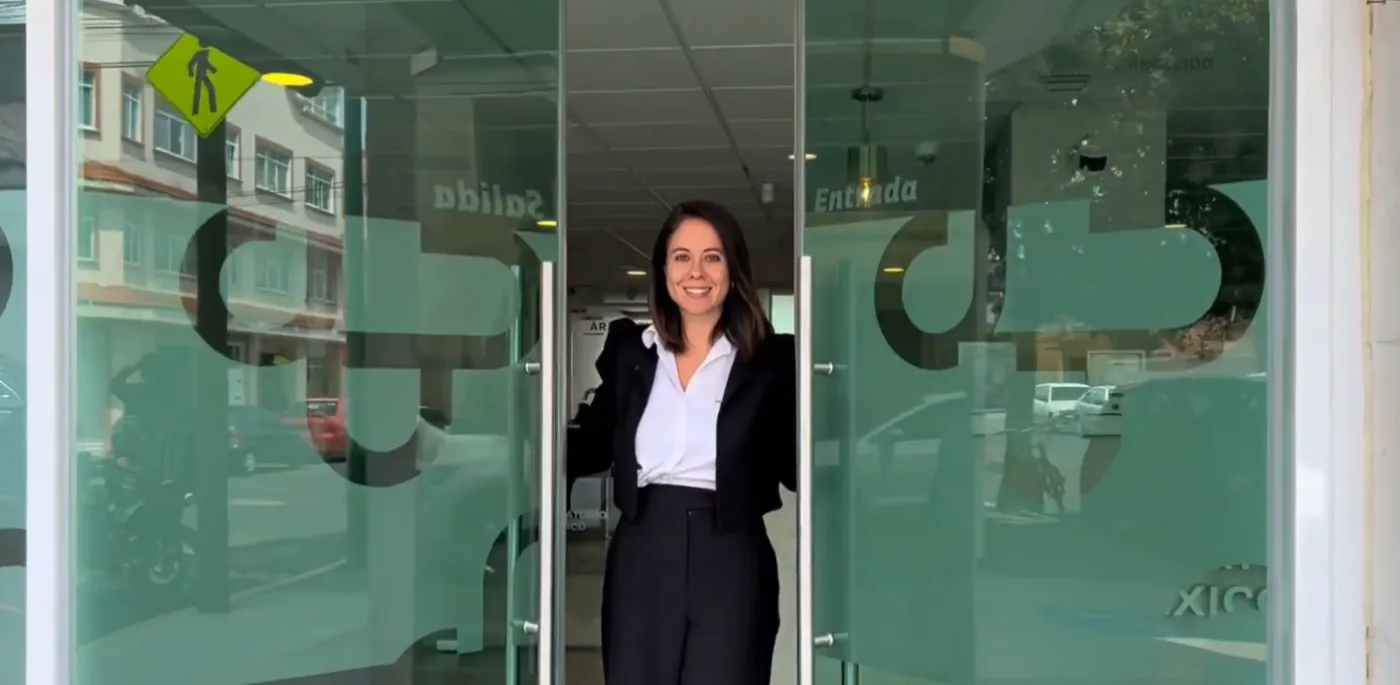 Colaboradora dando la bienvenida en la entrada del hospital