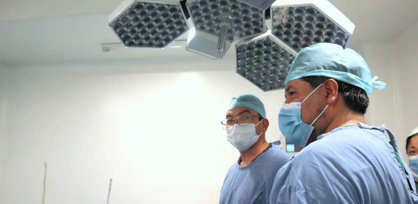 Médicos en el quirófano