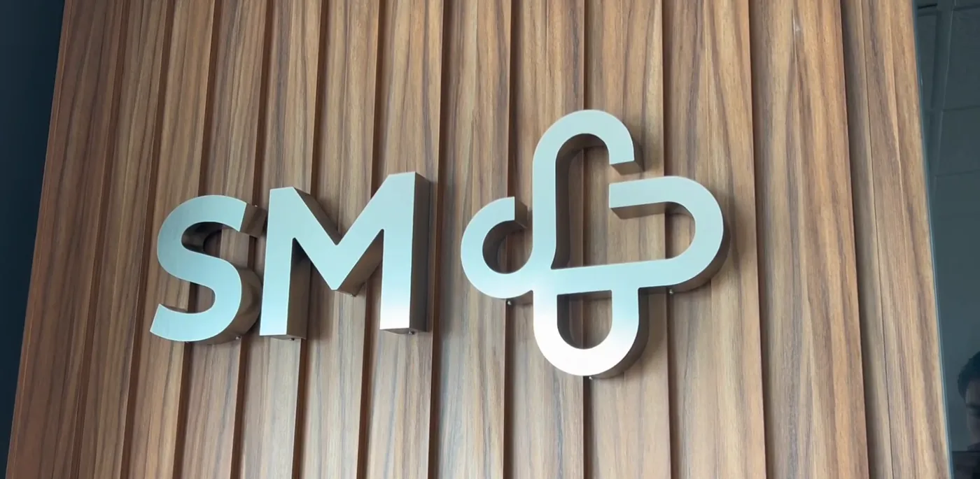 Logotipo de Sanatorio México en el muro de la recepción