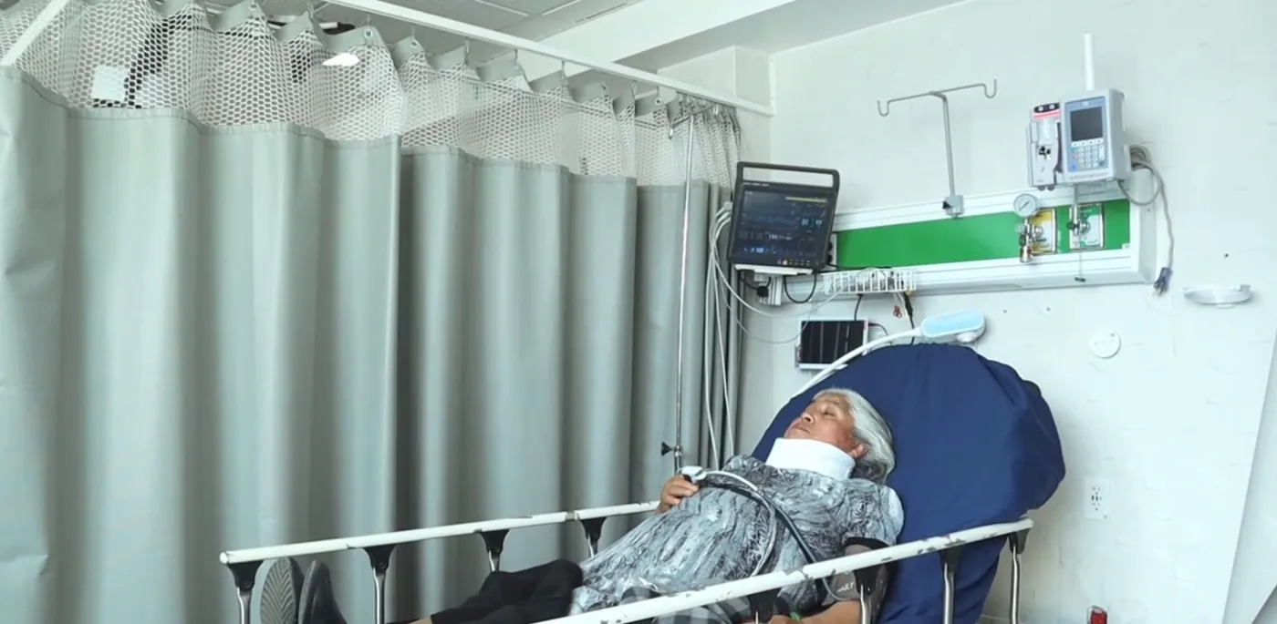 Paciente en terapia intensiva con monitoreo